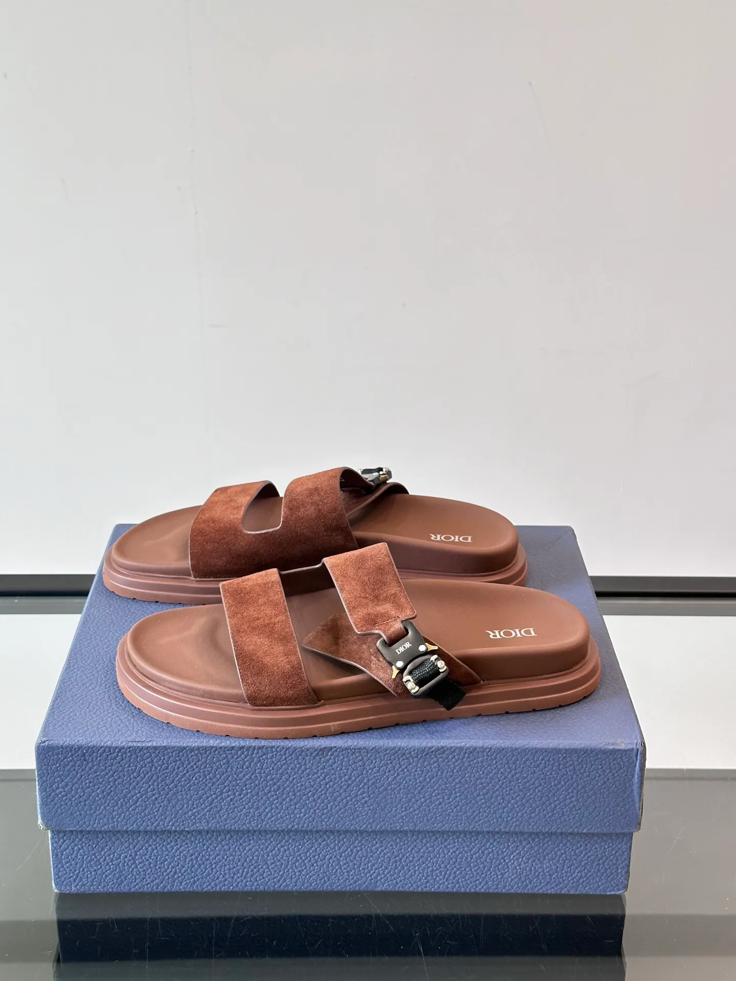 Factory price: 300💰Dior Aqua men's sandals and slippers. Showcasing Dior haute couture design. The Dior gray suede strap is accented with an aluminum Dior buckle for added style. Paired with a comfortable tonal notch sole, they pair easily with shorts or jeans for a sophisticated look. Main body: suede cow leather, technical fabric lining: cow leather, with adjustable straps, aluminum Dior buckle, Dior gray EVA insole, tonal notch rubber outsole splicing structure👌👌 size: 38-44 (45.46 customized)